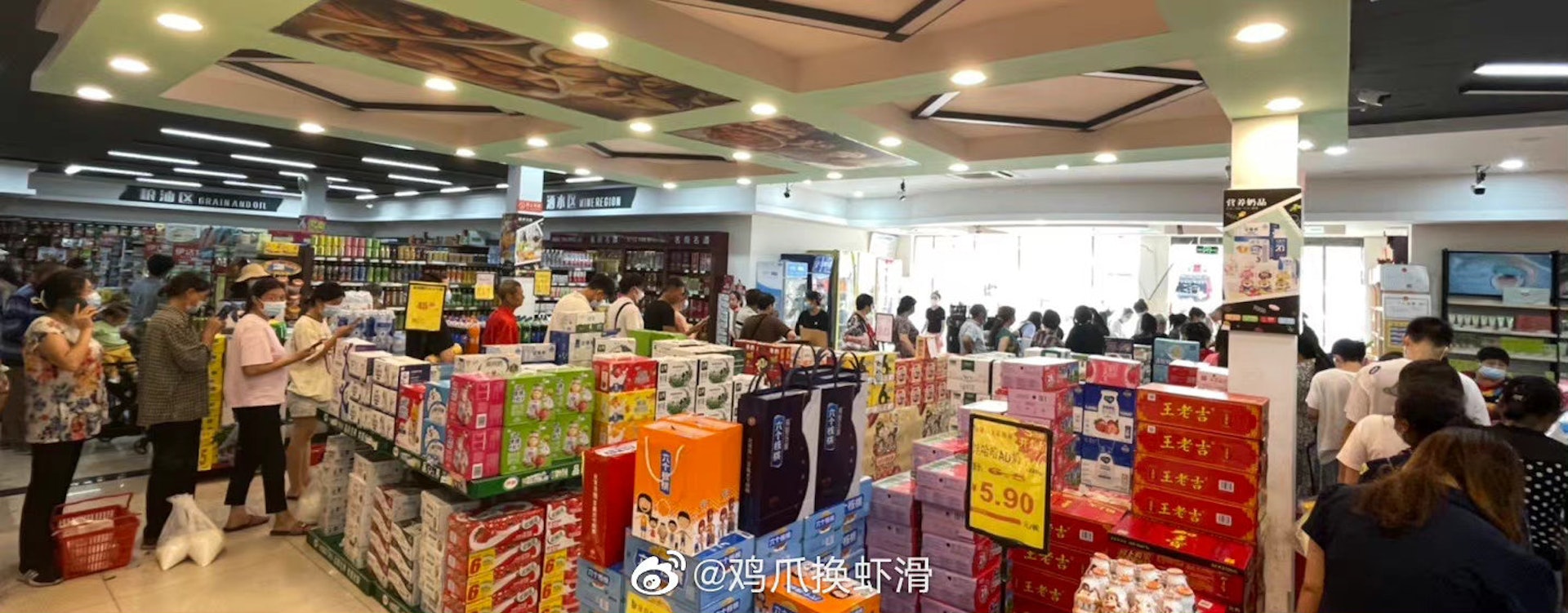 中国增1903宗本土感染 成都宣布“原则居家”市民疯抢物资