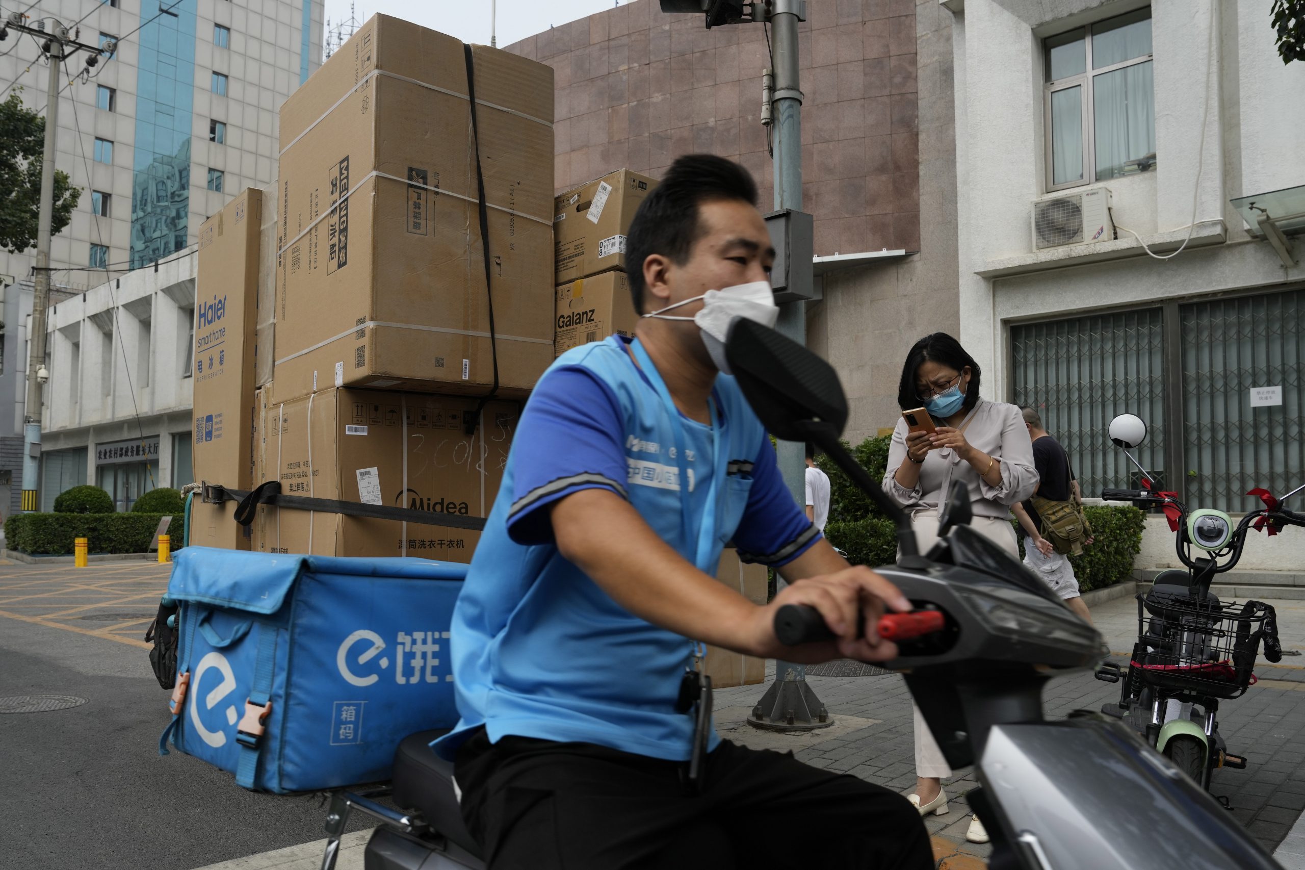 中国宣布缓税助企业纾困  学者建议发消费券救经济 