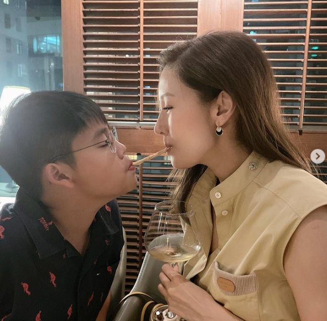 为慈善一家三口首踏红馆舞台 李嘉欣儿子皮肤黝黑不怯场