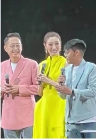 为慈善一家三口首踏红馆舞台 李嘉欣儿子皮肤黝黑不怯场