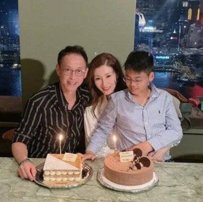 为慈善一家三口首踏红馆舞台 李嘉欣儿子皮肤黝黑不怯场