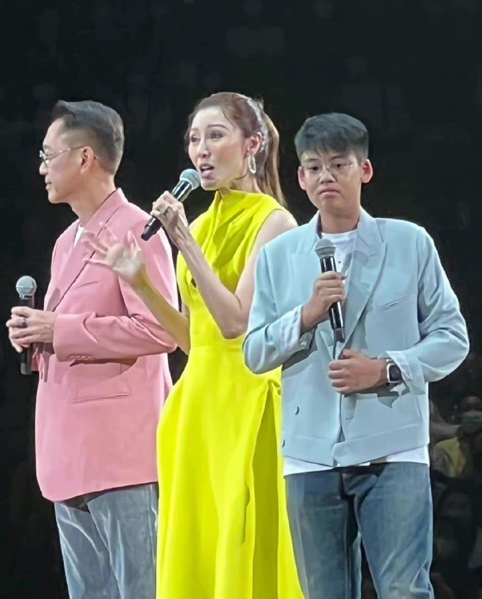 为慈善一家三口首踏红馆舞台 李嘉欣儿子皮肤黝黑不怯场