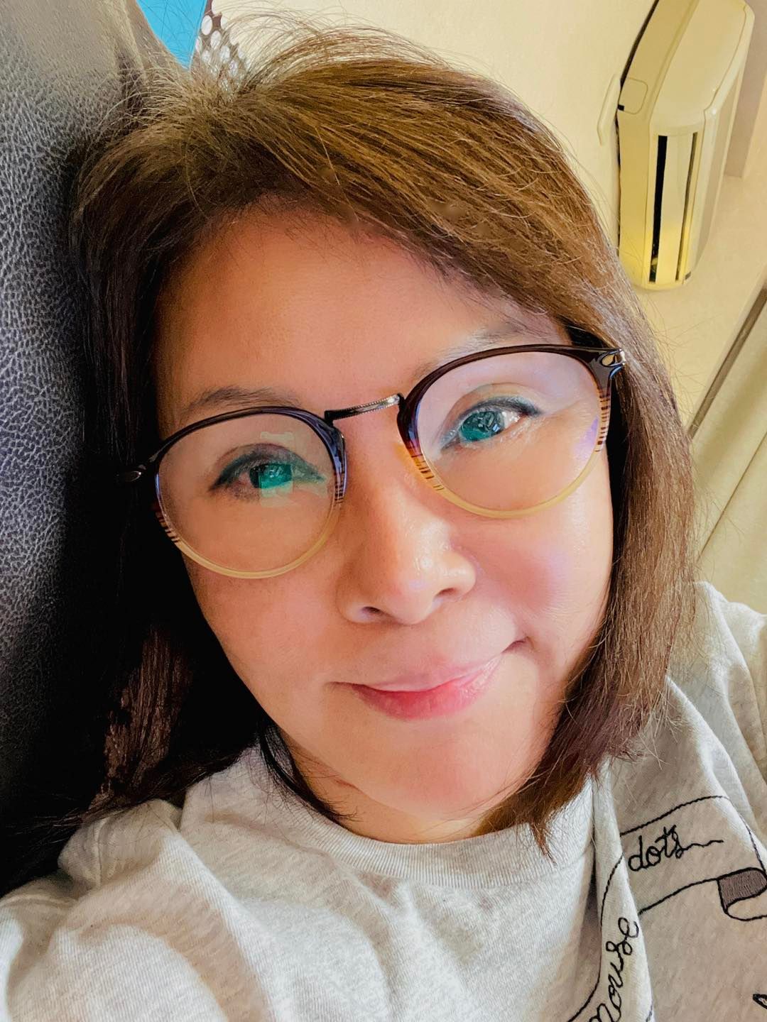 久违黄莺莺晒与小虫合影 71岁冻龄气质模样曝光