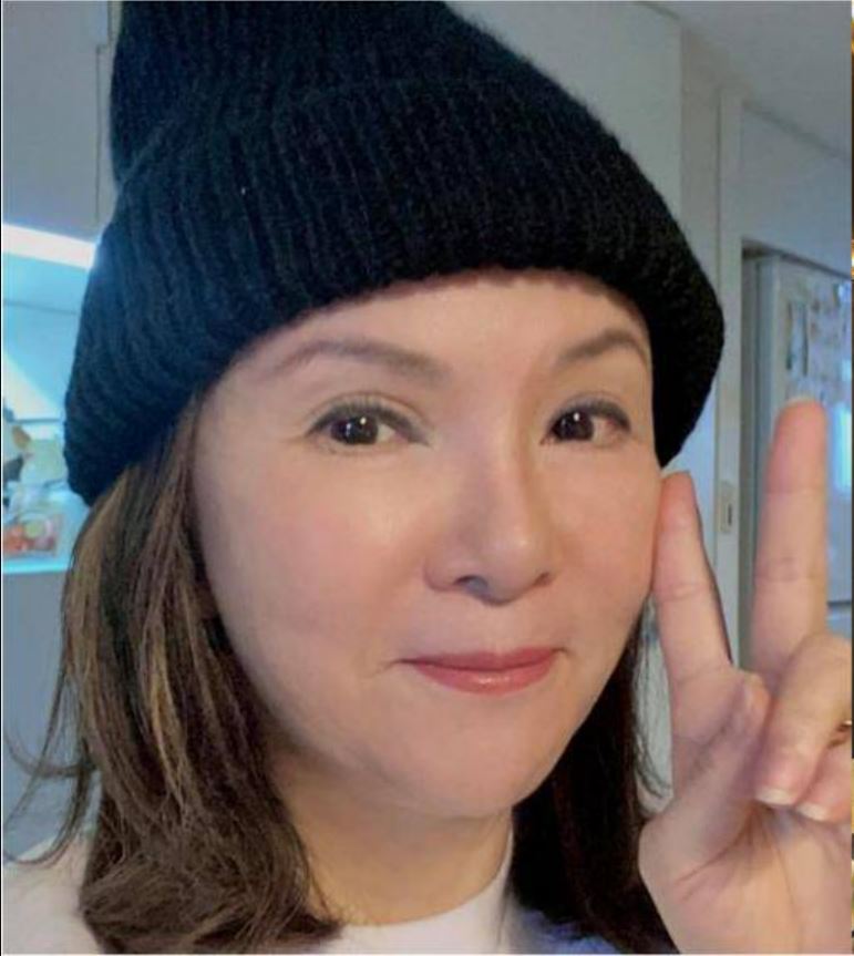 久违黄莺莺晒与小虫合影 71岁冻龄气质模样曝光