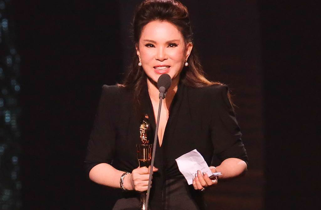 久违黄莺莺晒与小虫合影 71岁冻龄气质模样曝光