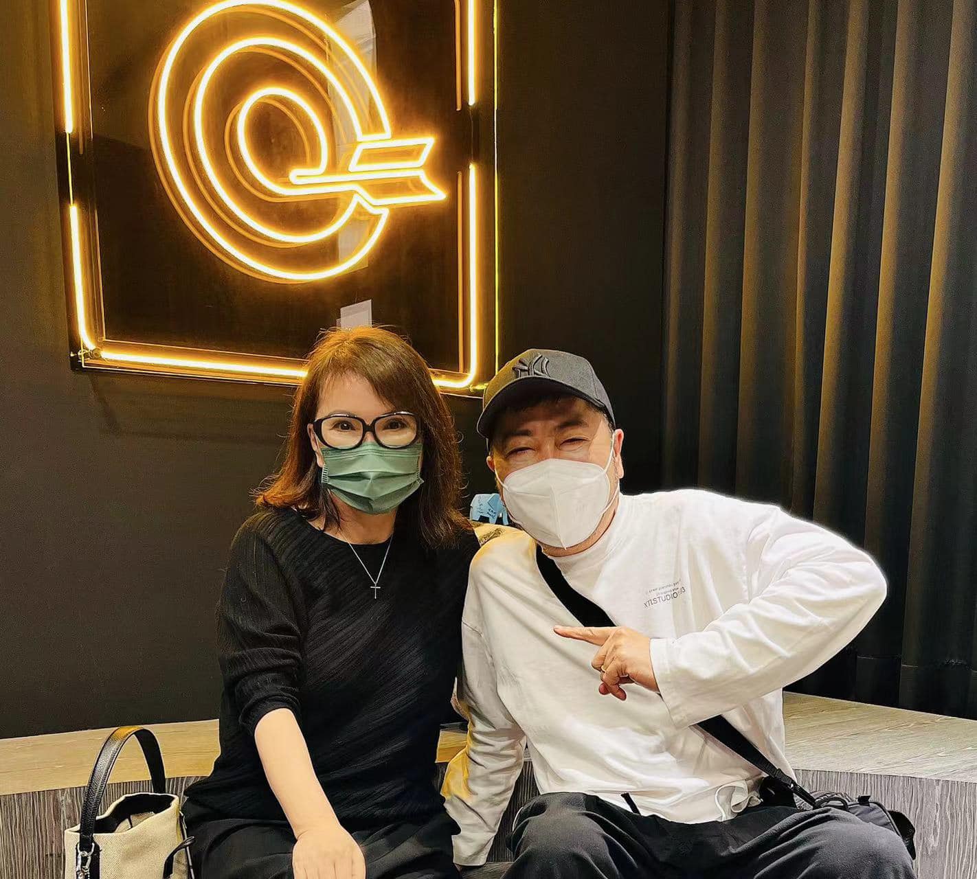 久违黄莺莺晒与小虫合影 71岁冻龄气质模样曝光