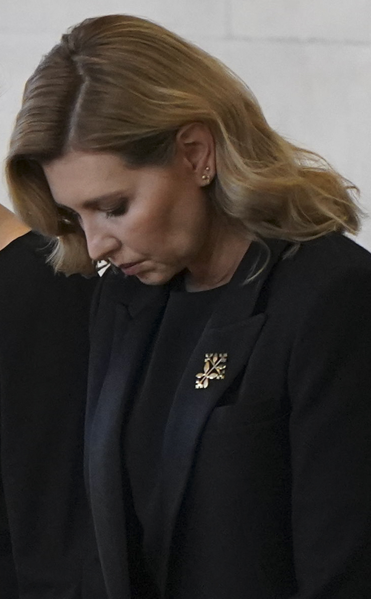 乌克兰第一夫人瞻仰英女王 见威尔斯王妃 英拒绝透露是否出席国葬