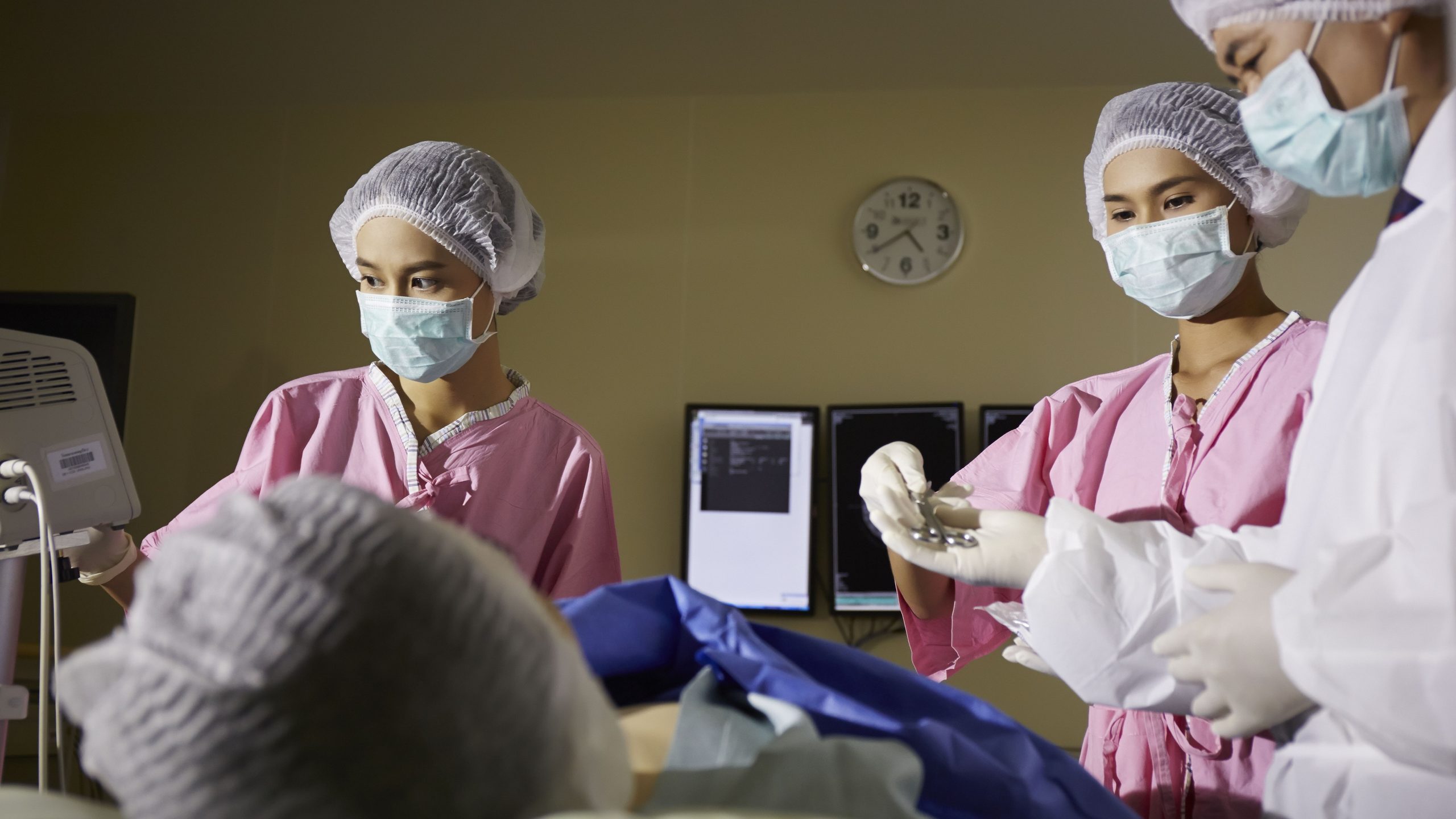 乌龙医早3个月剖腹!切开发现“胎儿太小”缝回去 孕妇惨病危