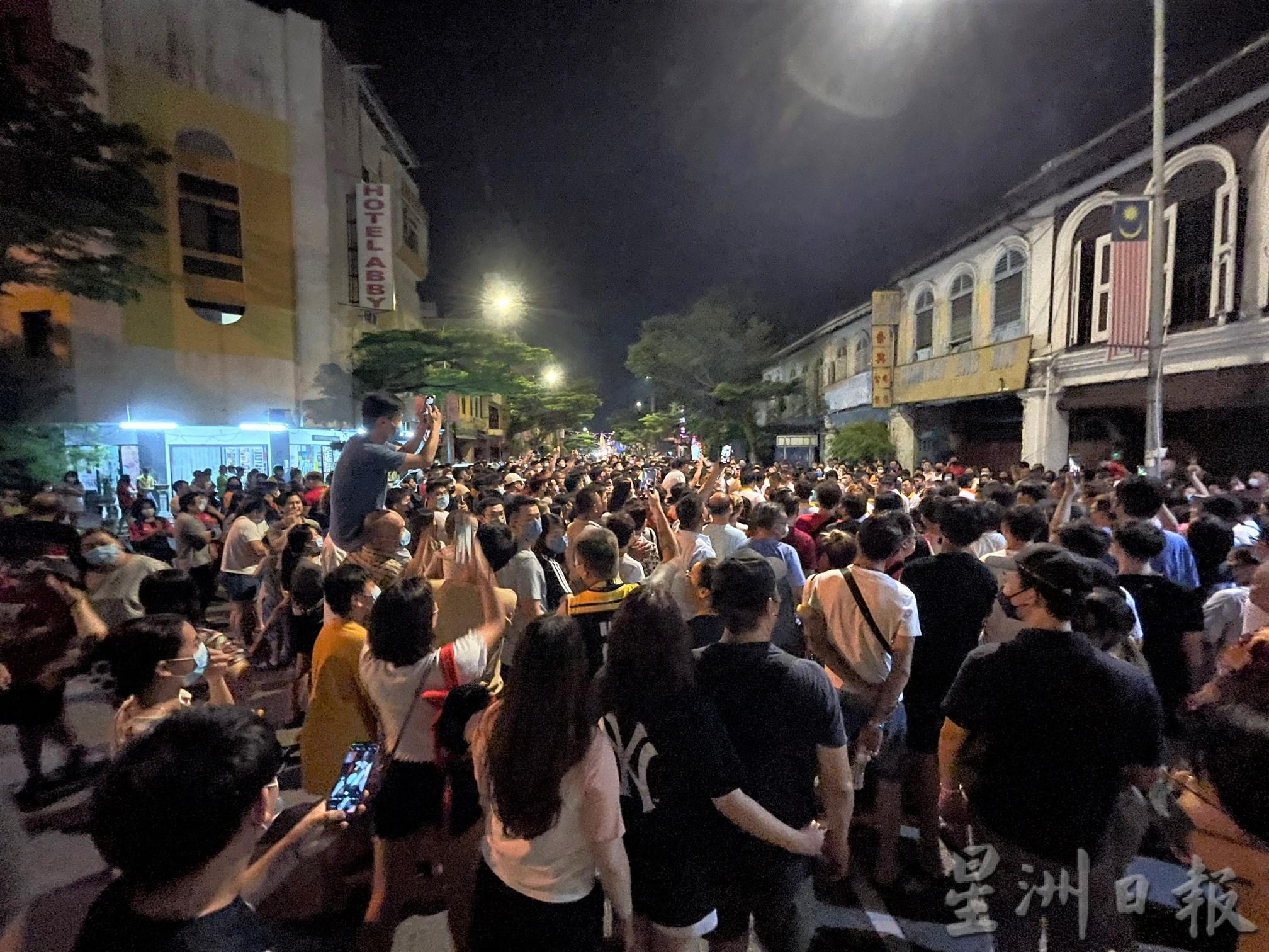 九皇爷诞接神  民众不睡看游行 休罗桥挤爆