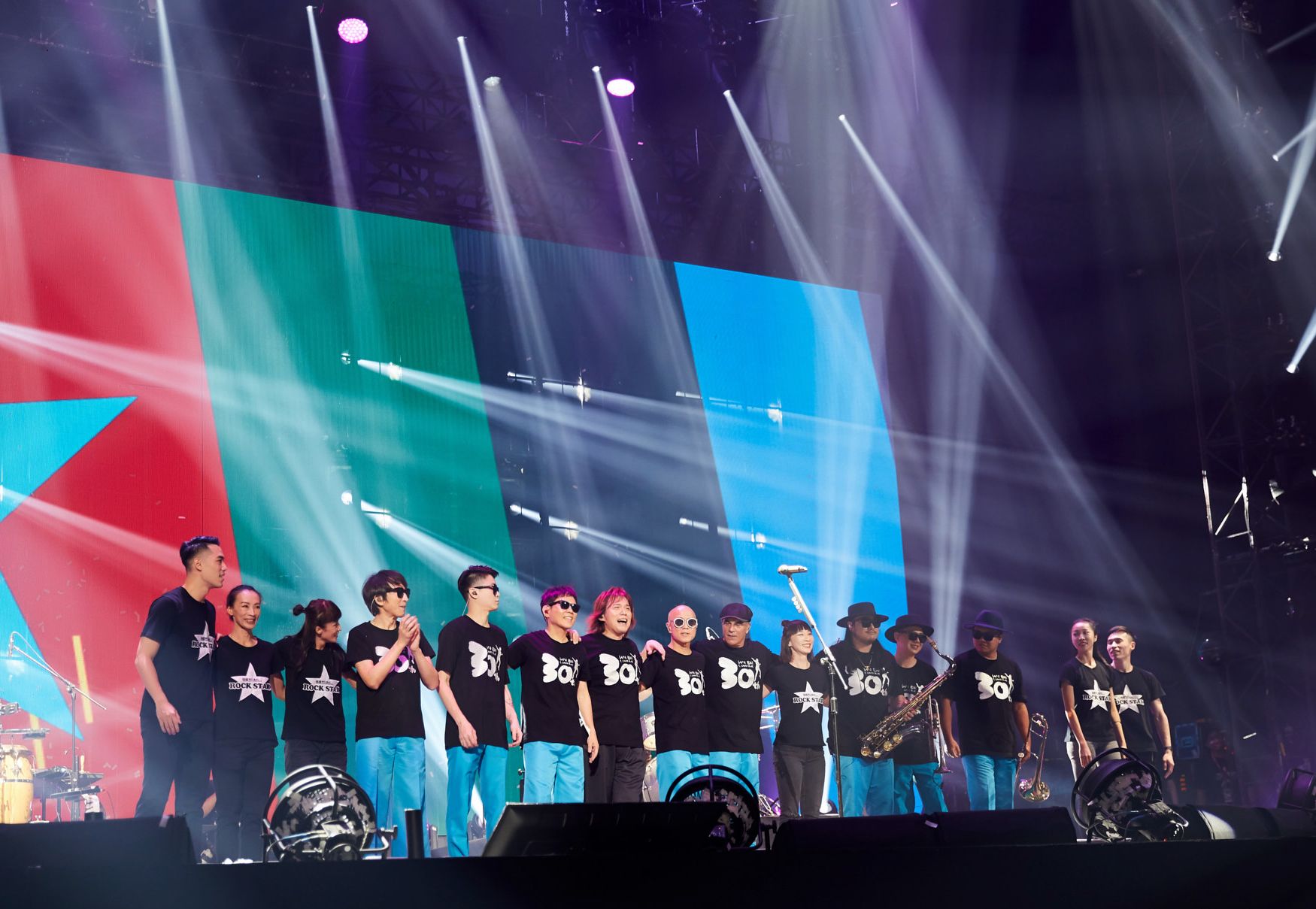 伍佰吉他手确诊 周六高雄巨蛋演唱会延至明年