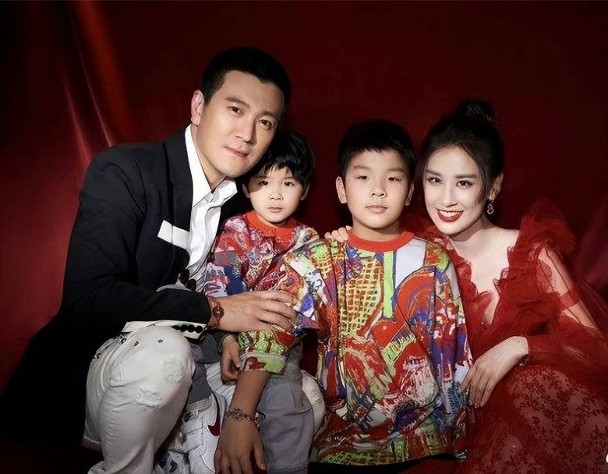 传婚变后与杨子合体吸金 黄圣依全程黑脸