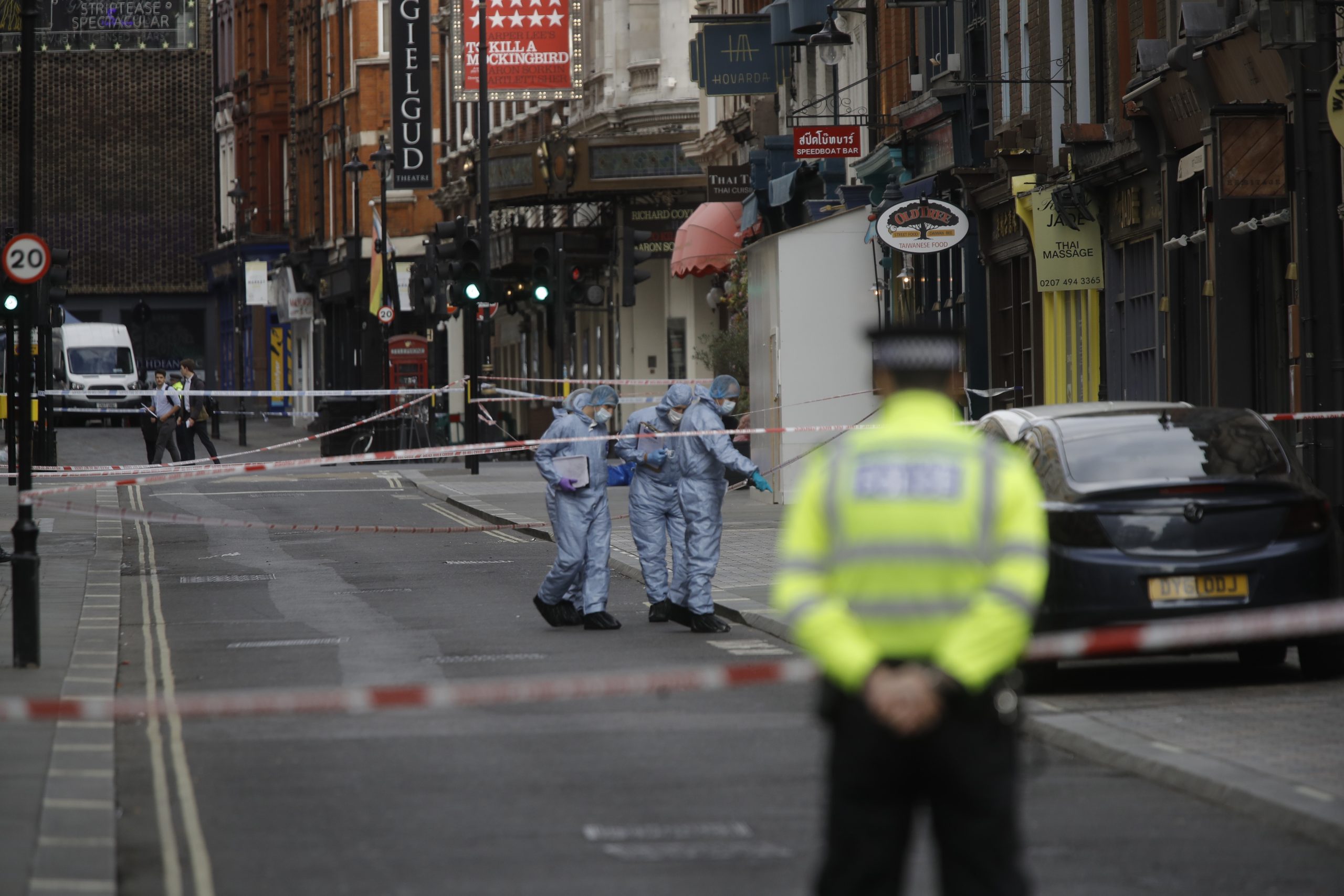 伦敦市中心两警察遭刺伤 警方排除恐袭