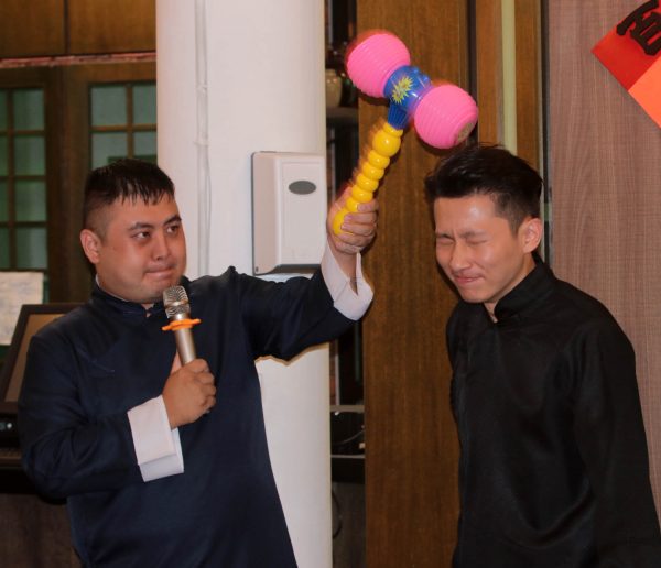 供FB／喝着茶，吃点心，看相声！“茶楼相声”首场演出哏多观众捧腹大笑