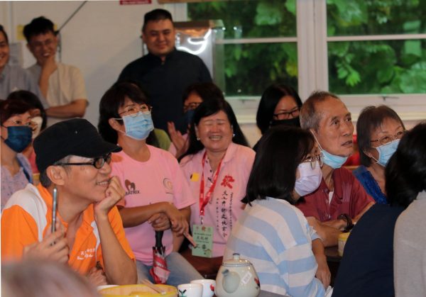 供FB／喝着茶，吃点心，看相声！“茶楼相声”首场演出哏多观众捧腹大笑