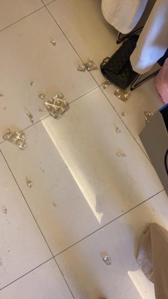 依依地震拉纳豆躲桌底 3秒后吊灯砸下超惊悚