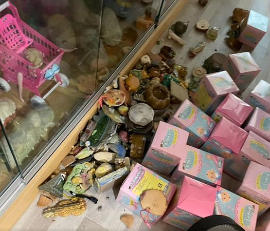 依依地震拉纳豆躲桌底 3秒后吊灯砸下超惊悚