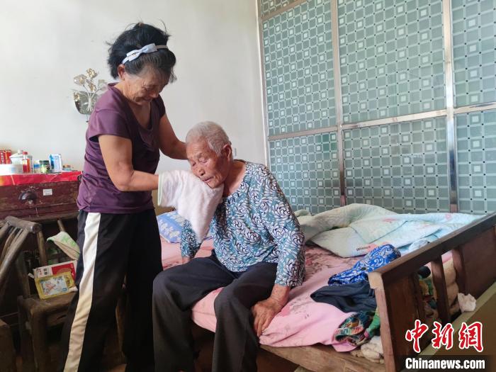 儿媳22年照顾患病公婆 撑起四世同堂之家