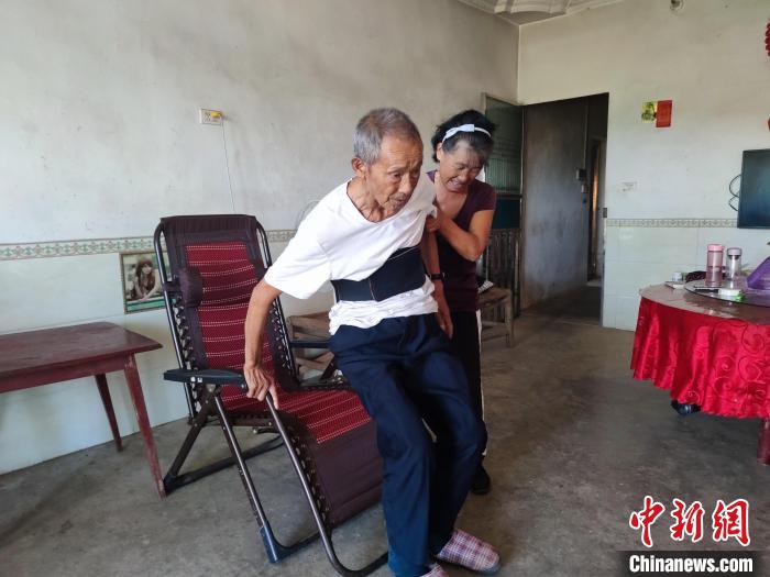 儿媳22年照顾患病公婆 撑起四世同堂之家