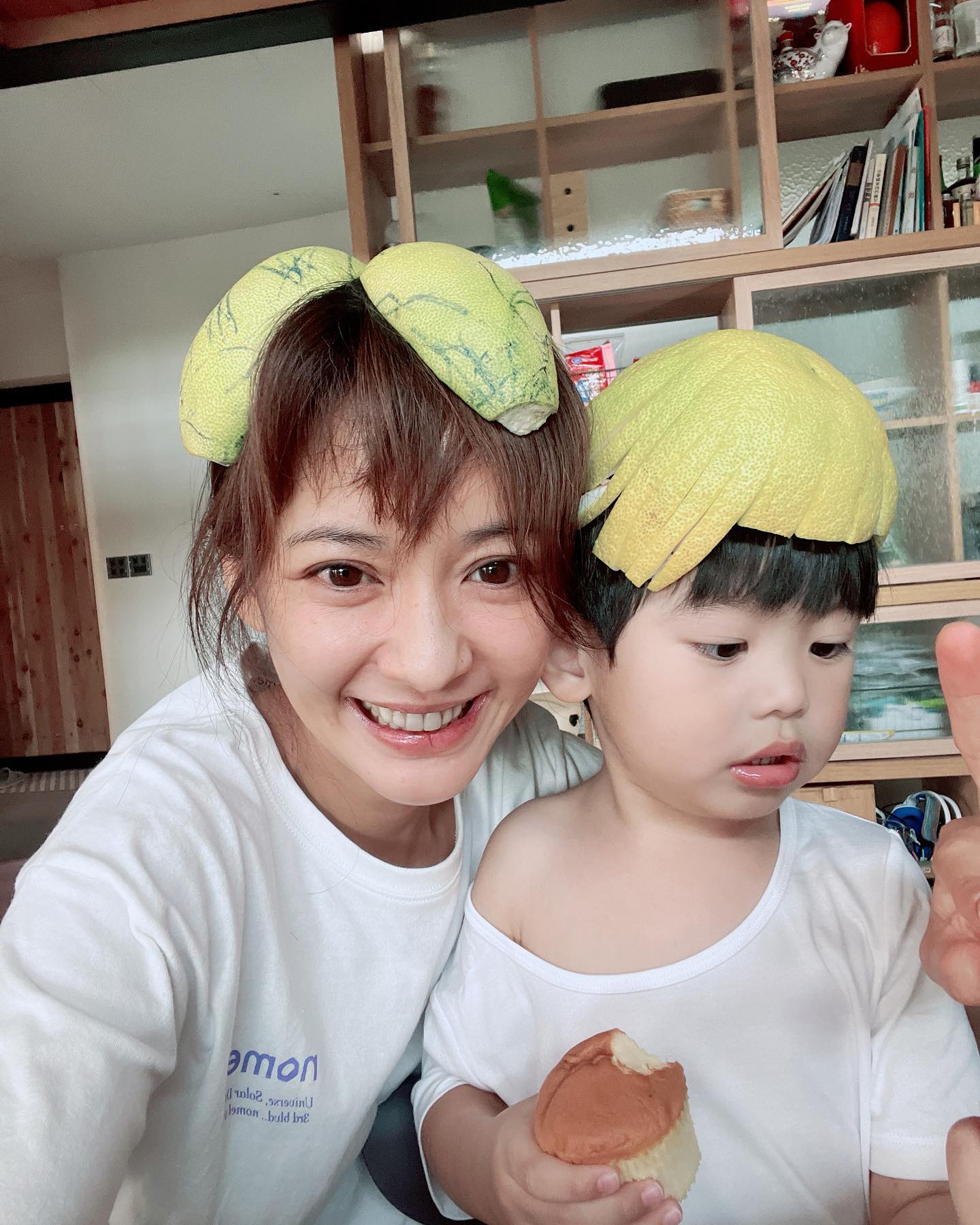 儿子上学爆哭崩溃求“跟在我后面” 陈意涵跑步跟在校车后遭亏十八相送