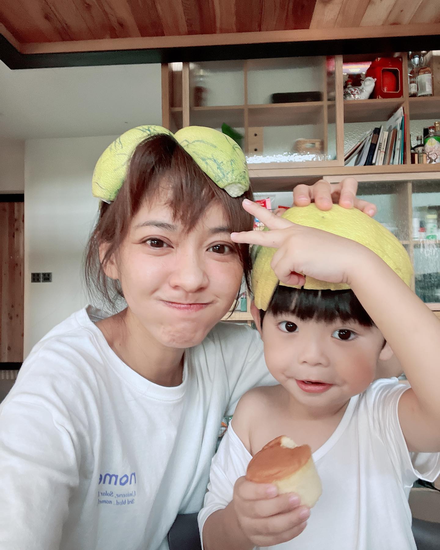 儿子上学爆哭崩溃求“跟在我后面” 陈意涵跑步跟在校车后遭亏十八相送