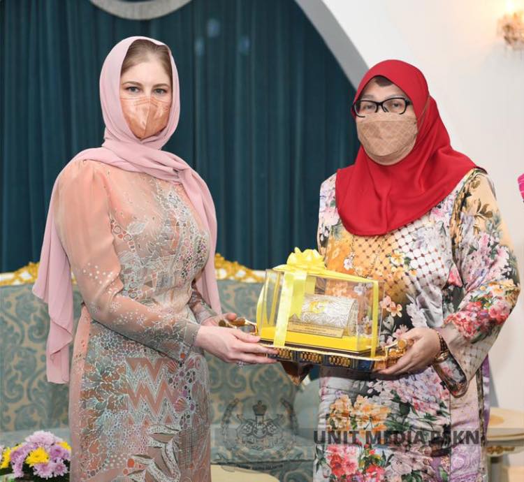 全:吉兰丹苏丹后努戴安娜首次亮相