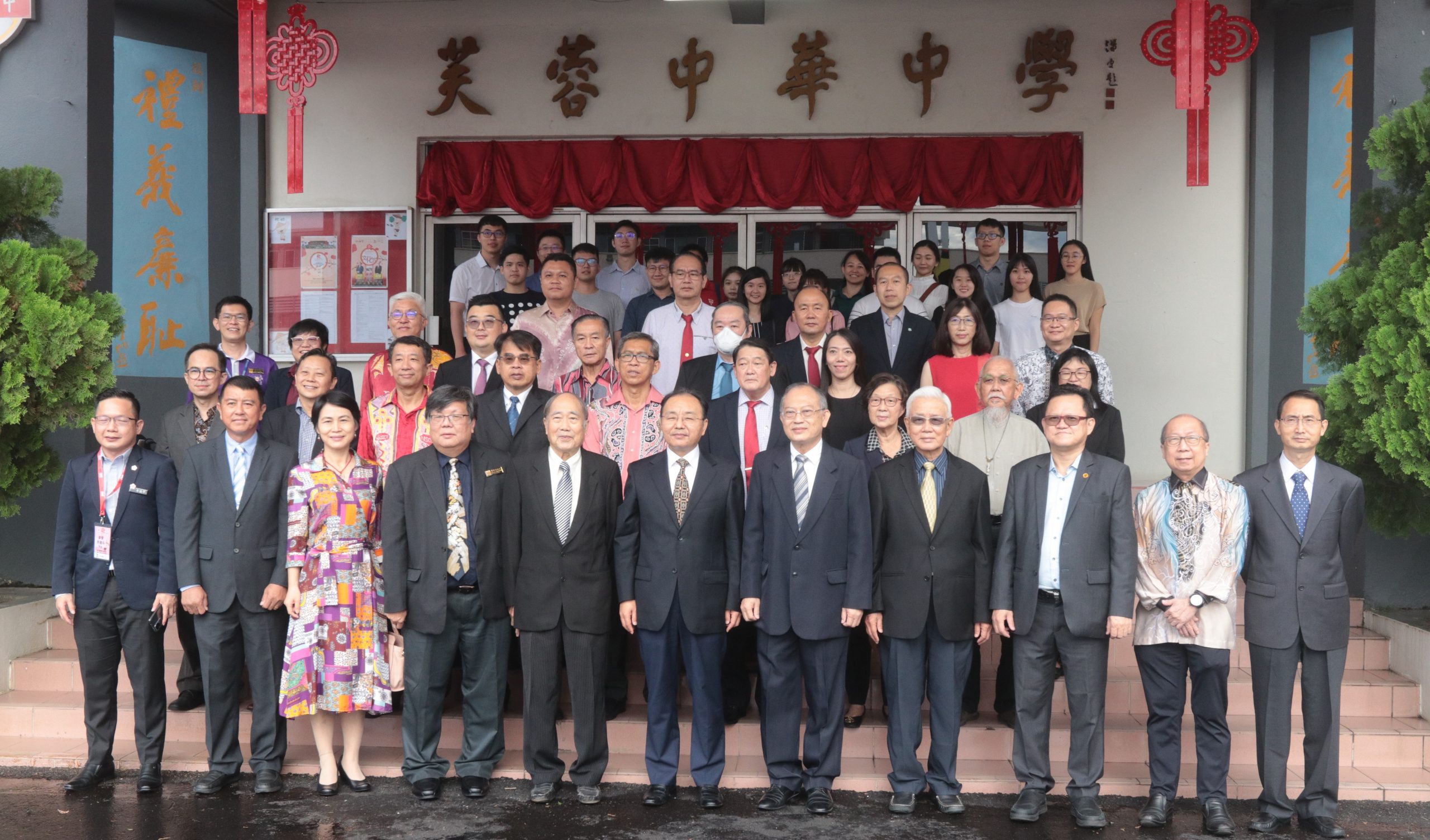 “中国知名大学大门,永远向大马的独中生敞开”,欧阳玉靖走访芙中并宣布中国将为大马华校提供更多奖学金名额