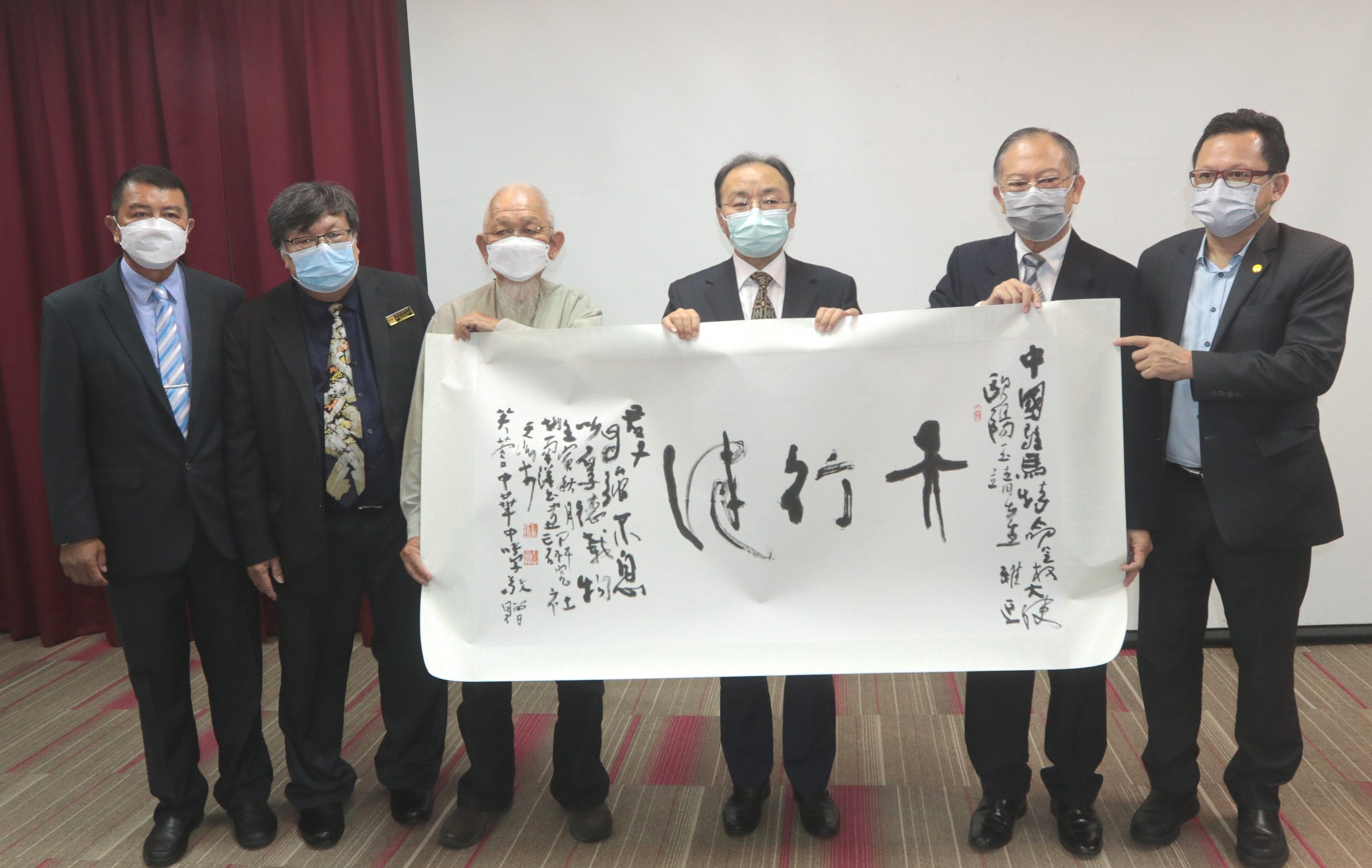 “中国知名大学大门,永远向大马的独中生敞开”,欧阳玉靖走访芙中并宣布中国将为大马华校提供更多奖学金名额