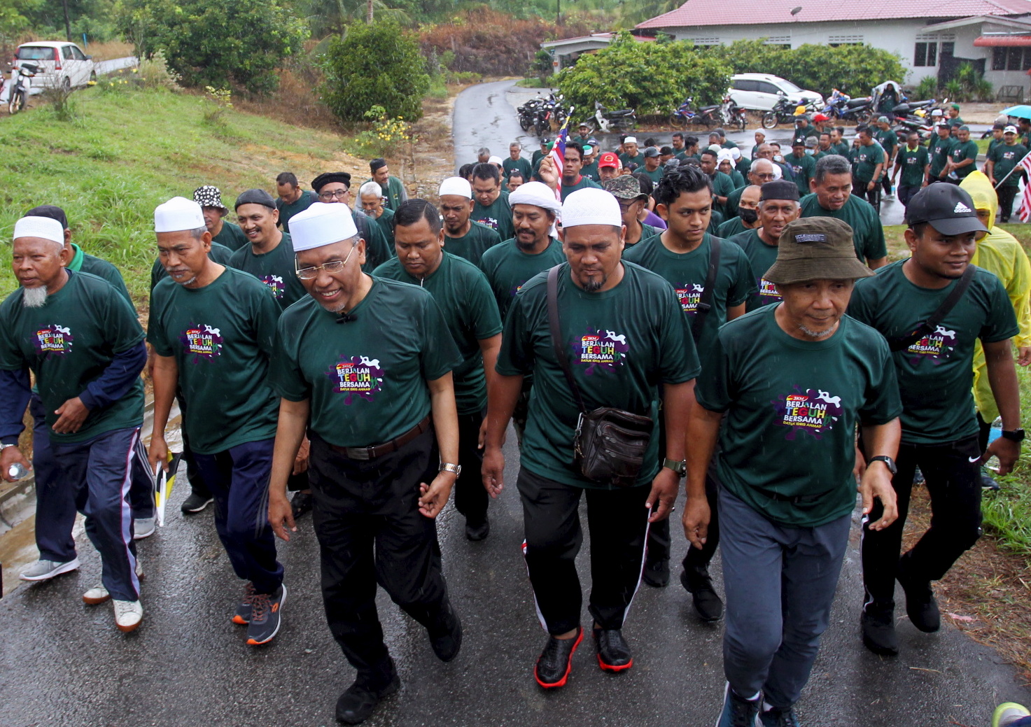 依德里斯:女子该穿男性朝圣 应敢于站出来助查