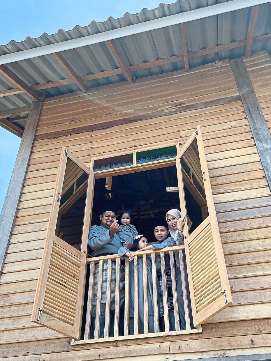 教师利用废弃木材建造梦想家园。