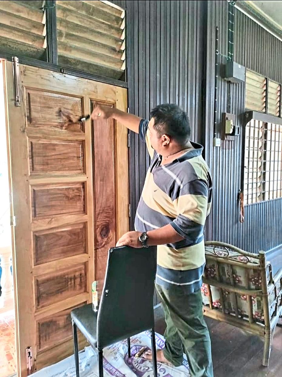 教师利用废弃木材建造梦想家园。