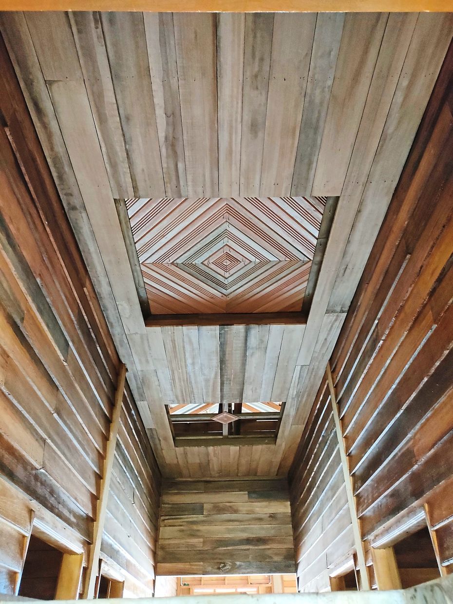 教师利用废弃木材建造梦想家园。