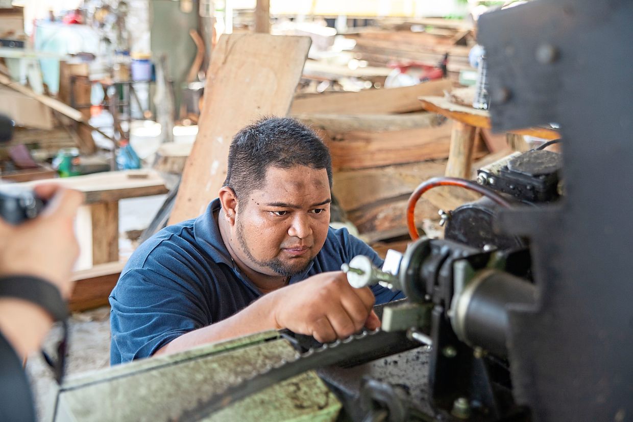 教师利用废弃木材建造梦想家园。
