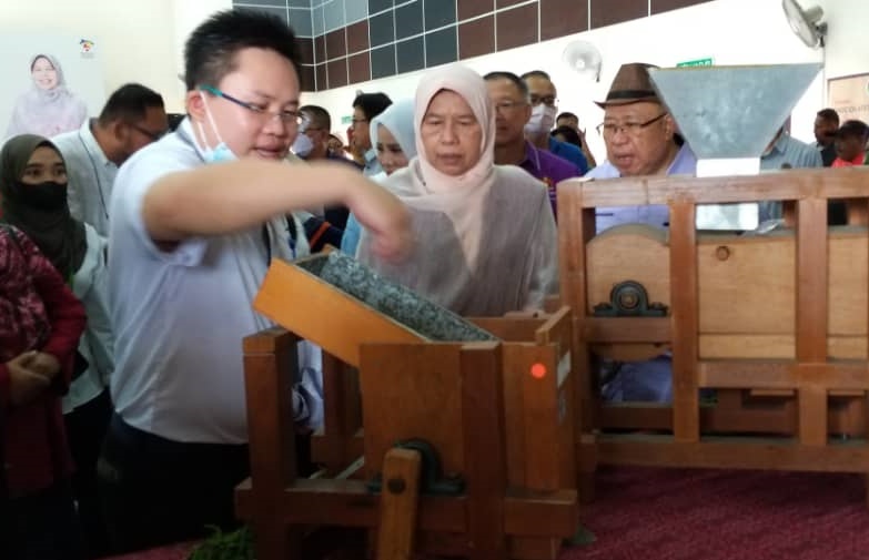 全国:祖莱达:鼓励油棕和垦殖区小园主种植可可豆及胡椒(两文之一)