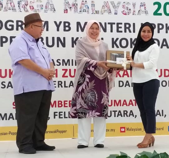 全国:祖莱达:鼓励油棕和垦殖区小园主种植可可豆及胡椒(两文之一)