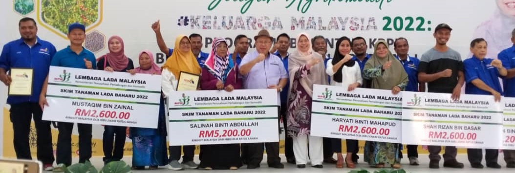 全国:祖莱达:鼓励油棕和垦殖区小园主种植可可豆及胡椒(两文之一)