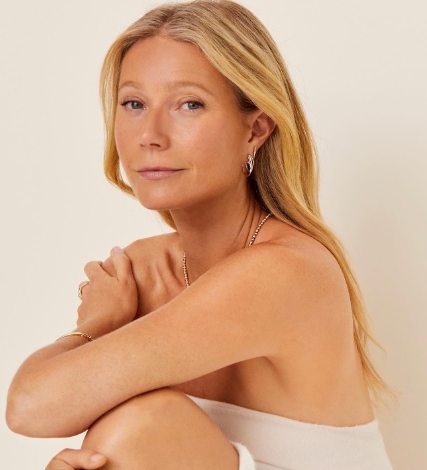 全裸迎50岁生日 桂莉芙化身黄金女神