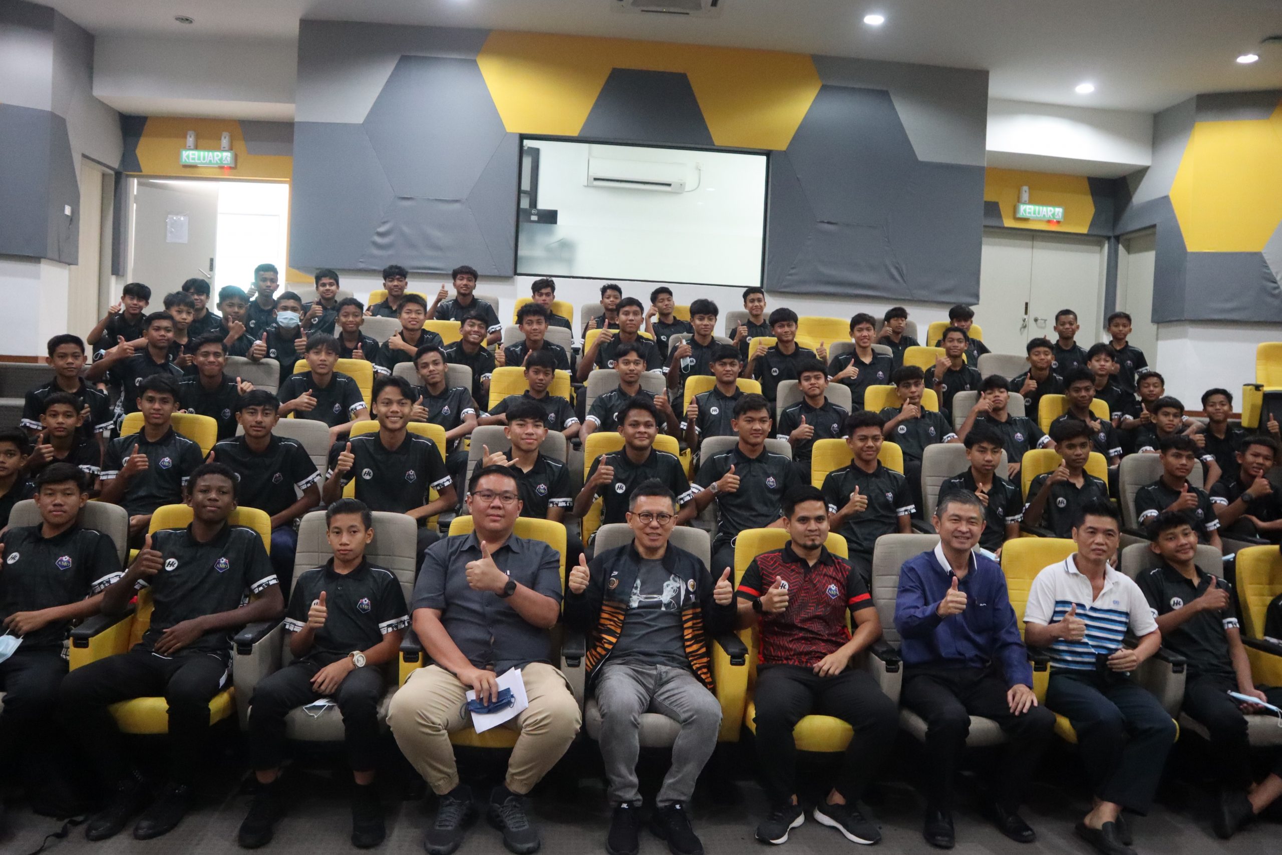 全:青年及体育部副部长拿督斯里郑联科披露,两名来自莫达达哈里足球学院(AMD)的学员获得国外足球俱乐部——卢森堡竞赛足球会联盟(Racing FC Union Luxemborg)的青睐,有意招揽入会。