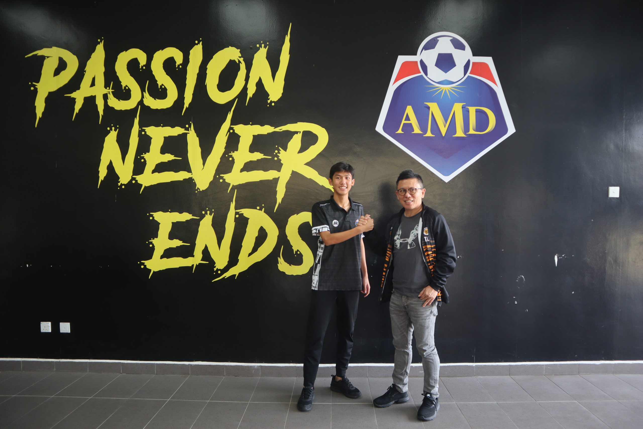 全:青年及体育部副部长拿督斯里郑联科披露,两名来自莫达达哈里足球学院(AMD)的学员获得国外足球俱乐部——卢森堡竞赛足球会联盟(Racing FC Union Luxemborg)的青睐,有意招揽入会。