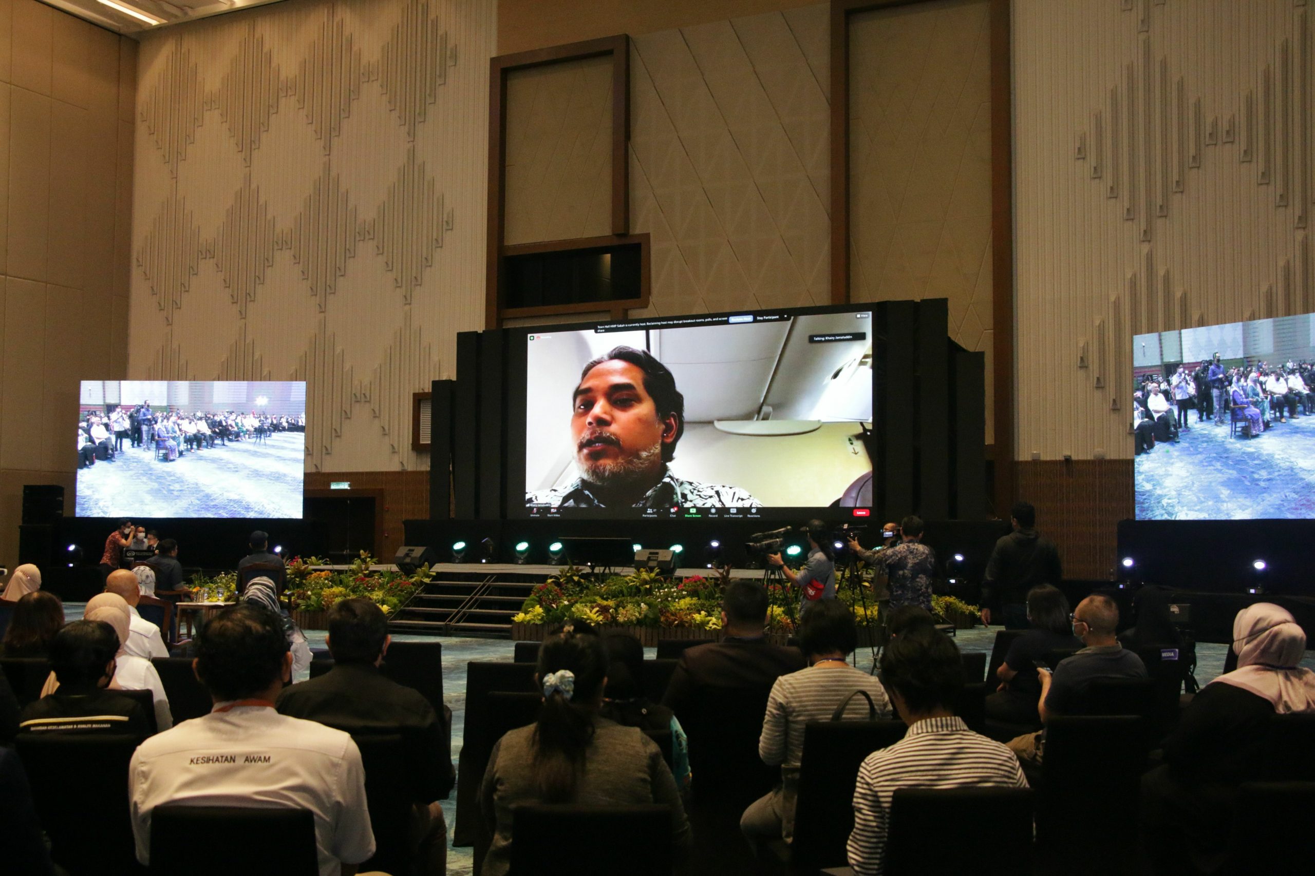 凯里透过视频会议方式“出席”公听会 