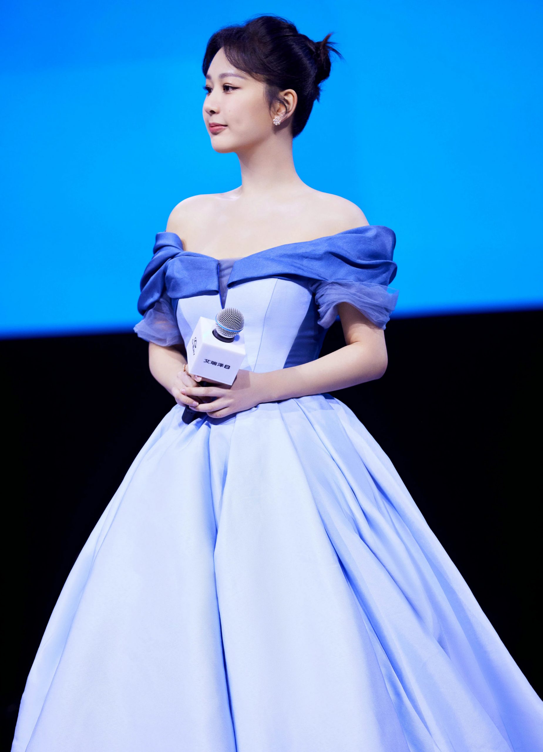 出席活动生图黑粉笑胖丑 杨紫工作室被轰效率差