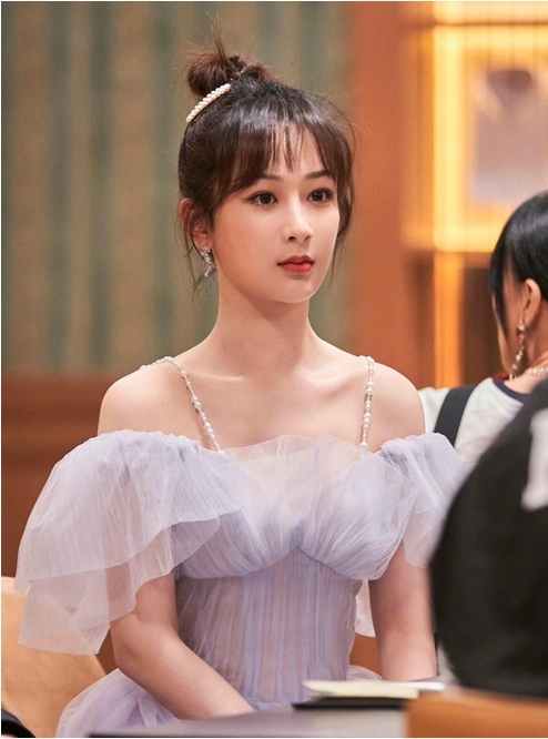 出席活动生图黑粉笑胖丑 杨紫工作室被轰效率差