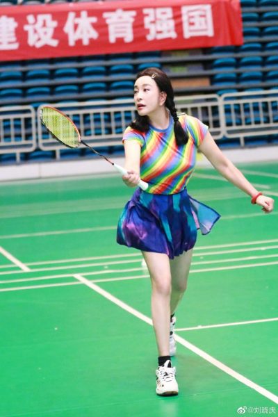  刘晓庆绑少女辫穿短裙 打球照遭疯传 