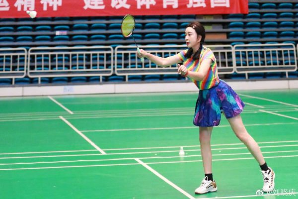  刘晓庆绑少女辫穿短裙 打球照遭疯传 