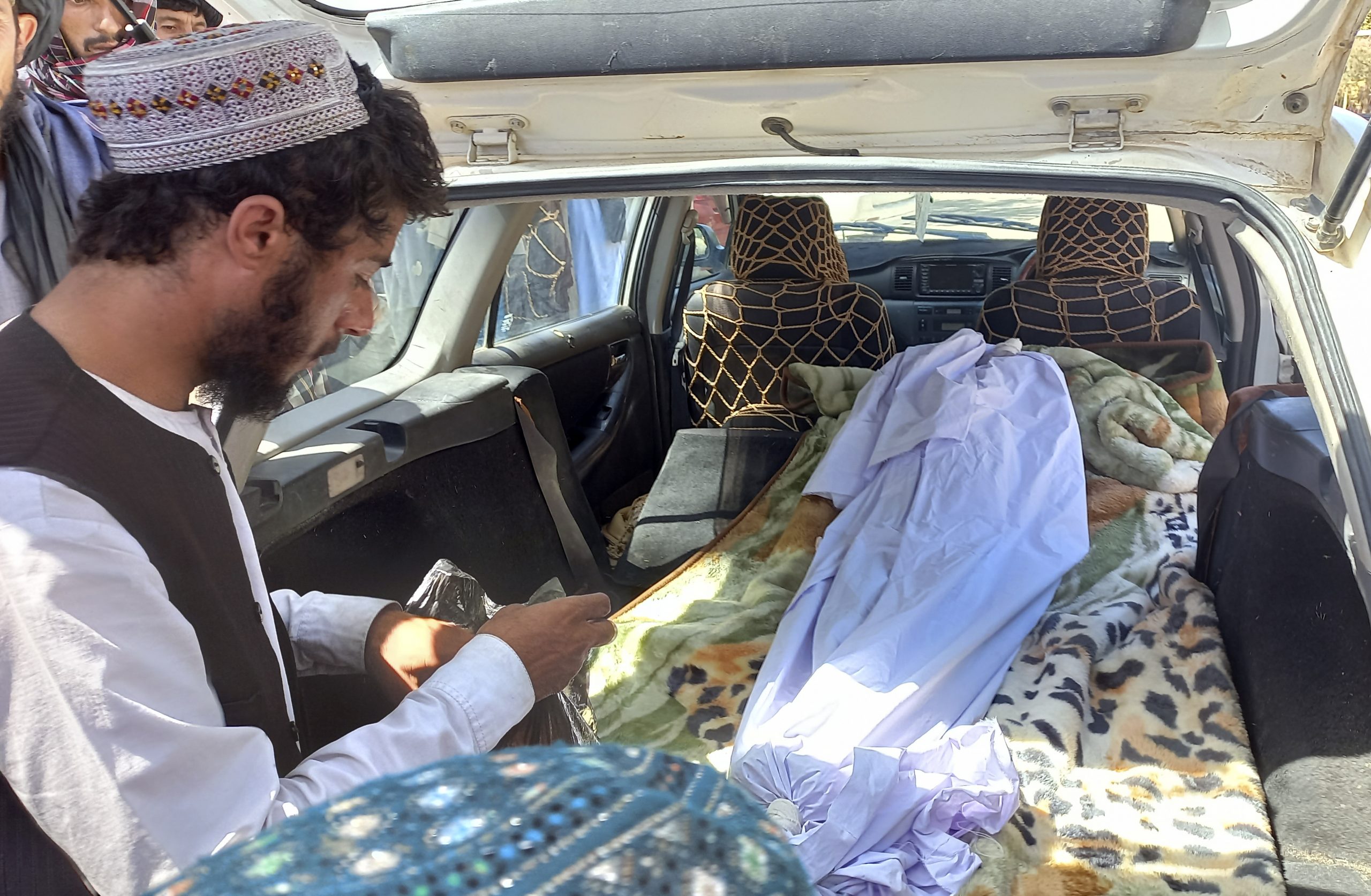 别乱捡!阿富汗学童带未爆弹到学校玩耍4人被炸死