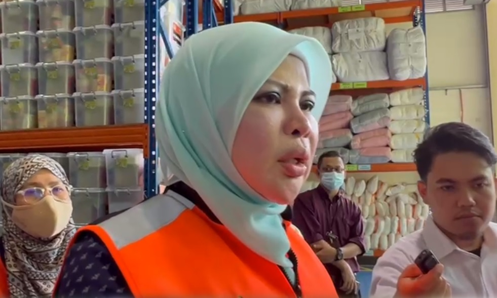 别政治化“女人迟起床”课题  丽娜：“请看活动内容！”