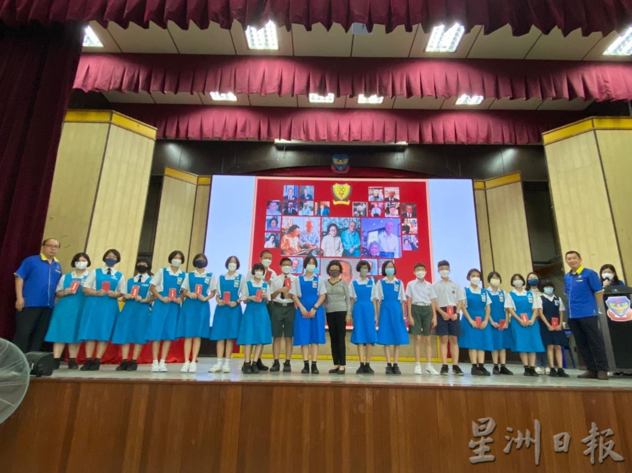 北海中华公学校友会 颁67优秀生奖励金