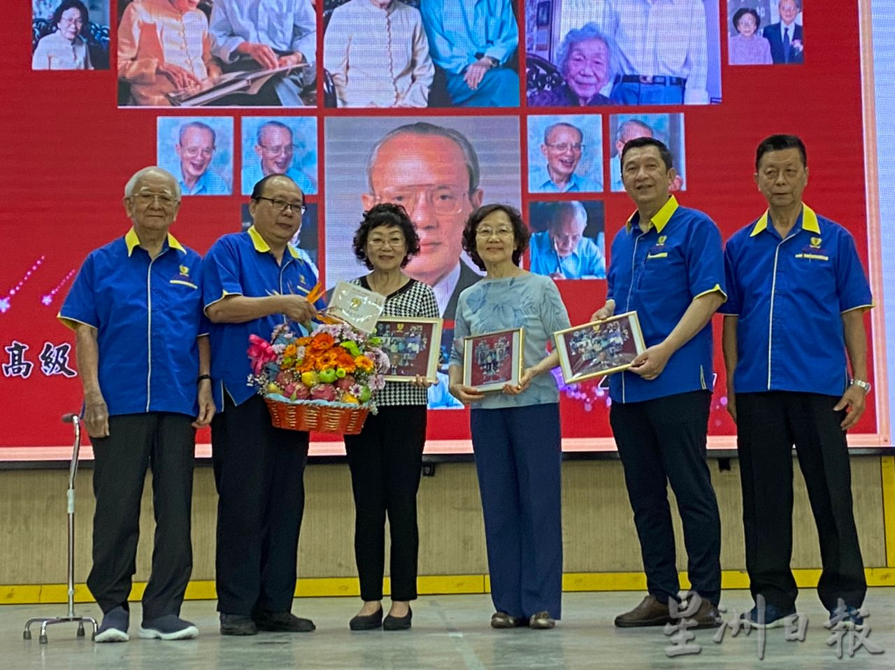 北海中华公学校友会 颁67优秀生奖励金