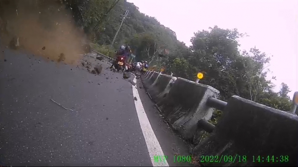 南横遇地震「大块土石」砸落路面　重机骑士差1秒被砸中