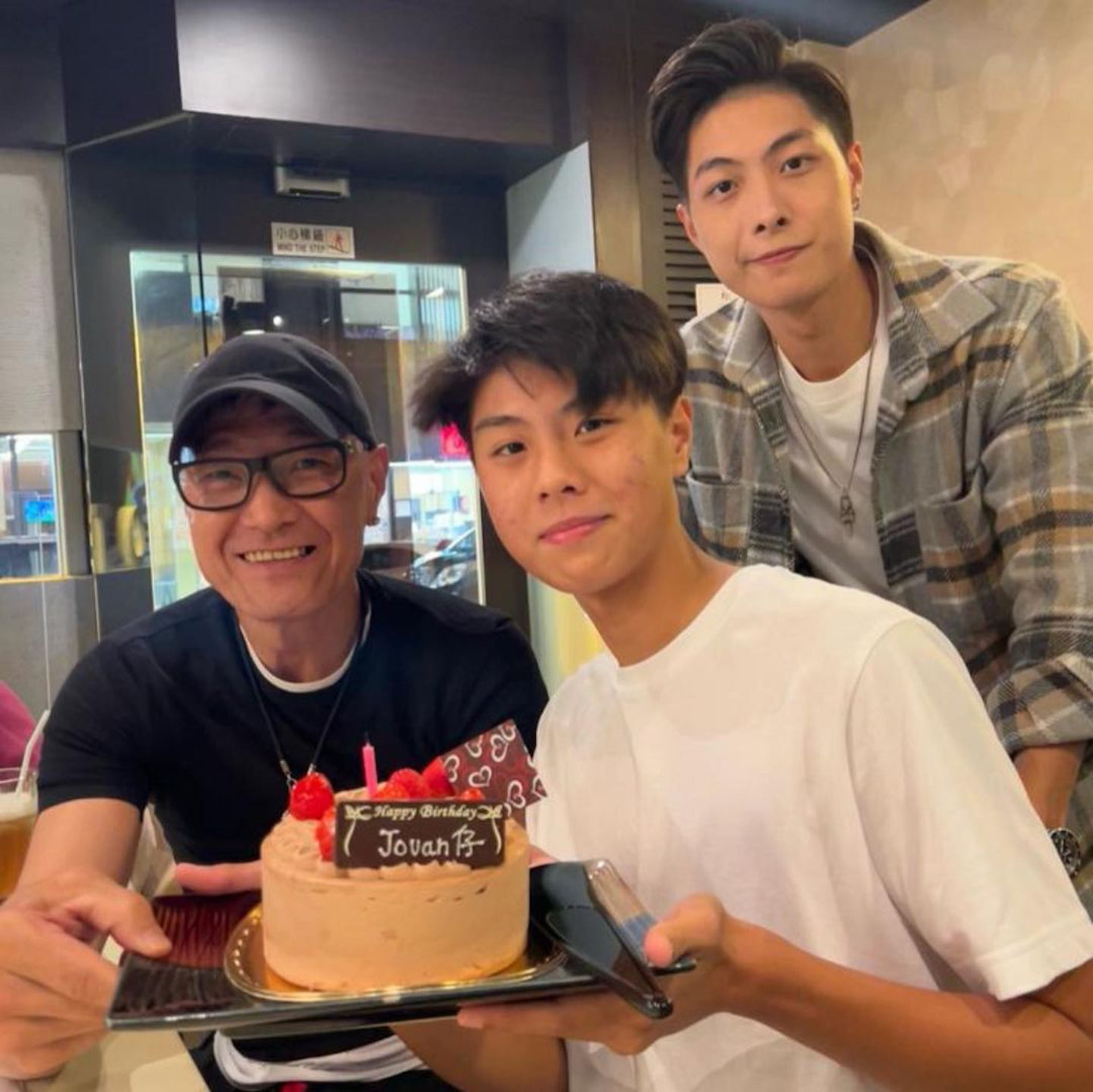 卢惠光晒同框洪金宝　网惊讶两人只相差X岁