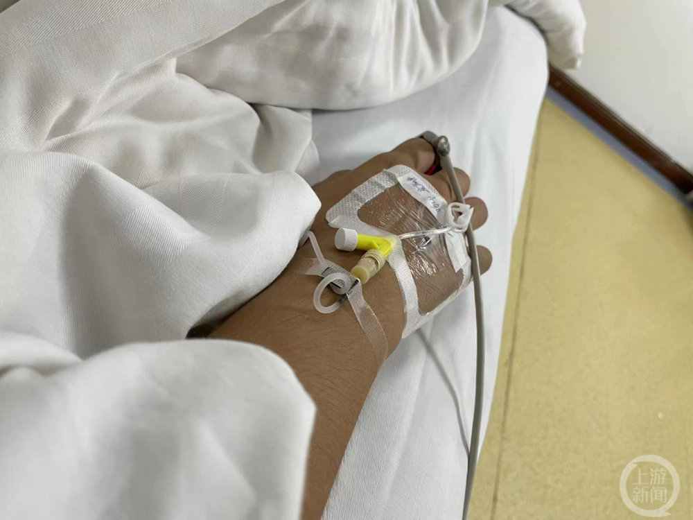 吃自热火锅连发热包同煮 男子胃灼伤入院 